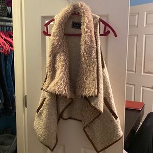 Beige vest, faux fur